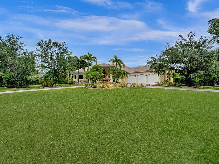 15910 Lindbergh Ln — Photo 44