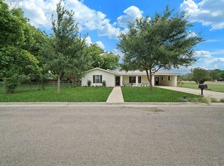 294 Robin Dr, Hondo, TX 78861