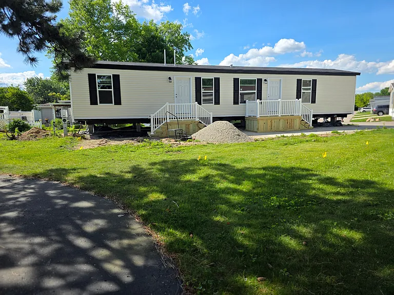 Avon on the Lake — Photo 51