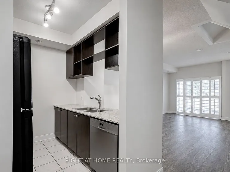 330 Village Green Sq #41 — Photo 9