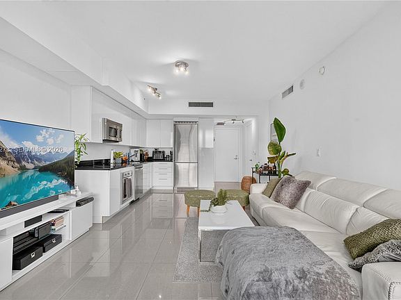 4th image of 92 SW 3rd St APT 4407