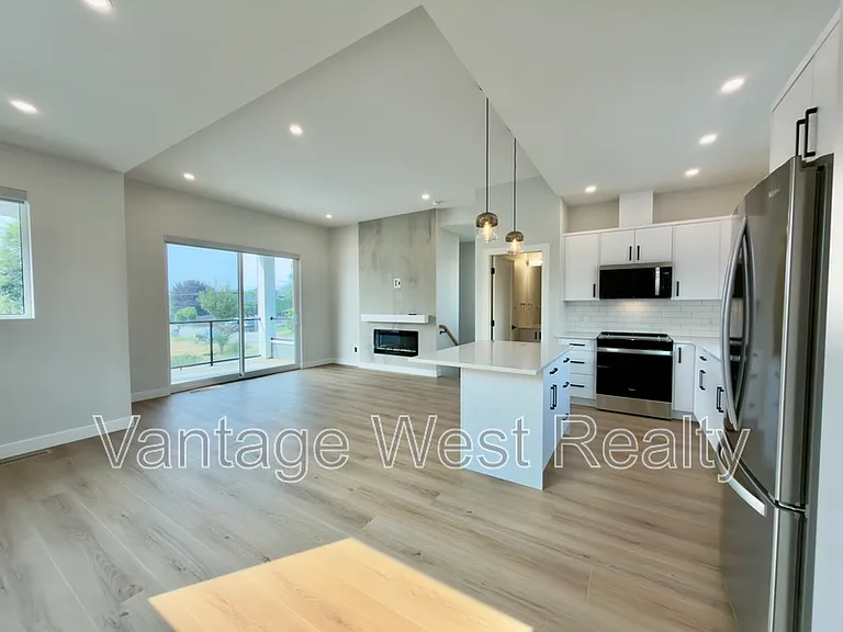306 Sumac Rd W — Photo 2