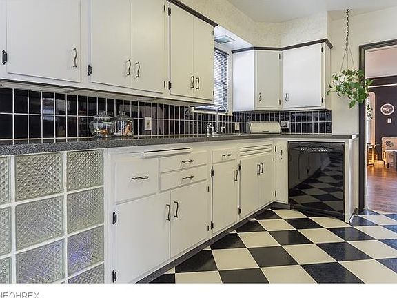 4th image of 26550 Shoreview Ave