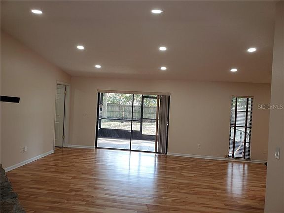 4th image of 9508 W Cluster Ave