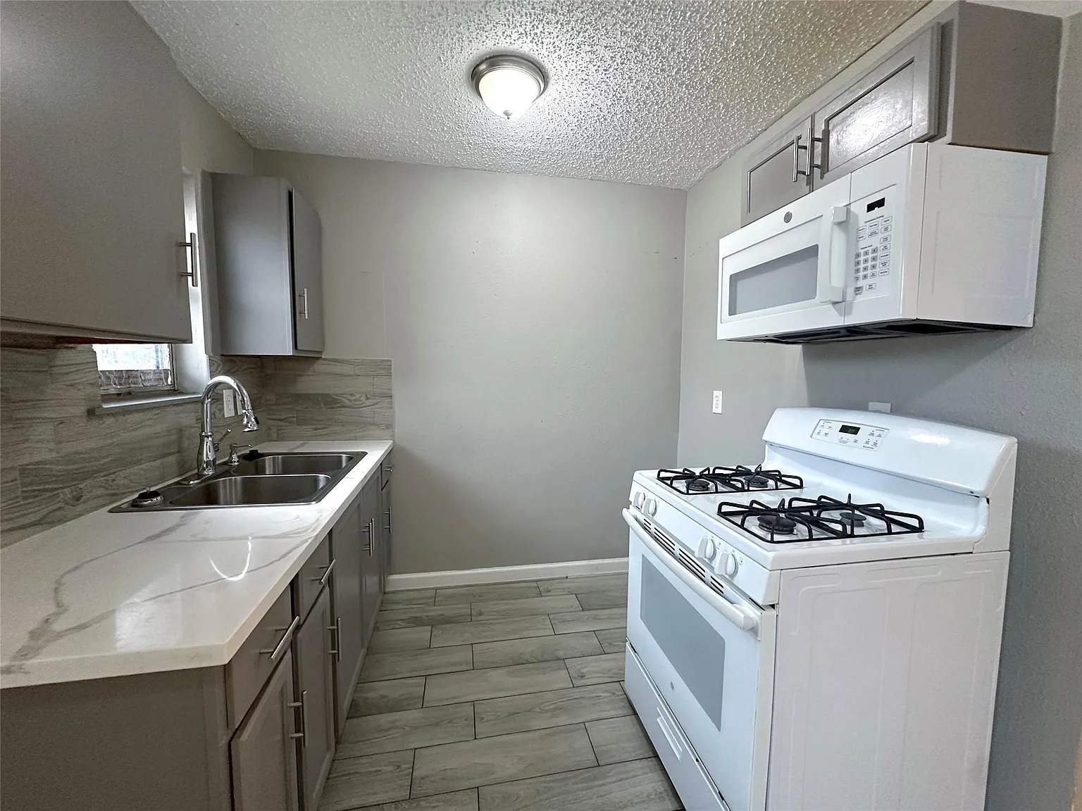 2 bed, 1.0 bath, $950 — Photo 3