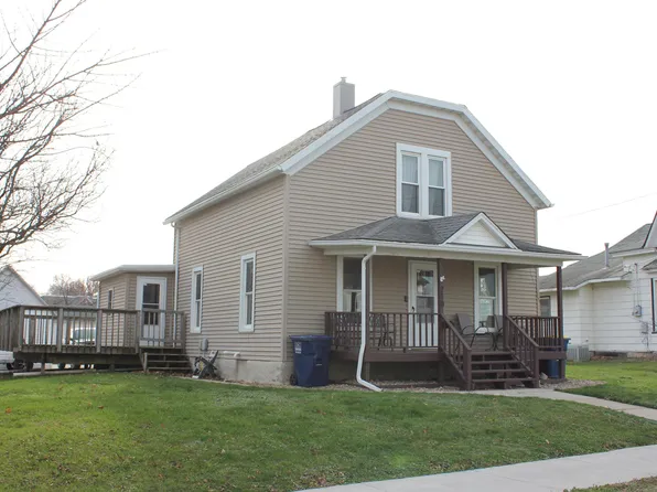 210 W 8th St, Vinton, IA 52349