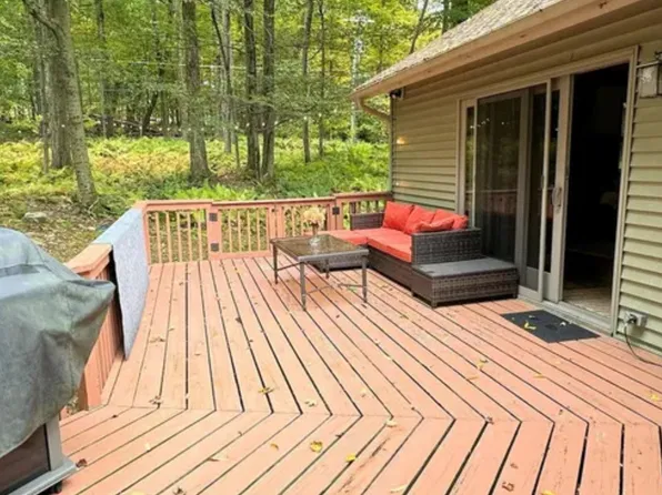 104 Cedar Ln, Greentown, PA 18426