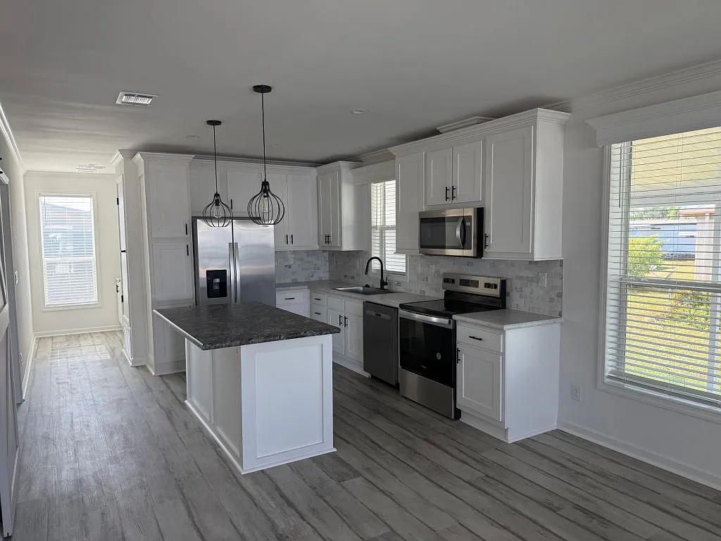 3 bed, 2.0 bath, 1356 sqft, $1,629 — Photo 2