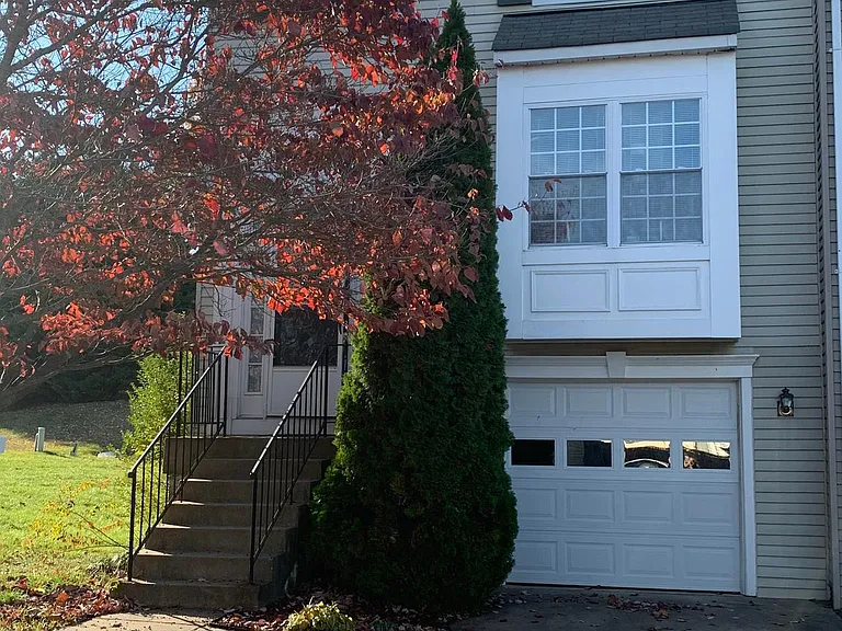 301 Backridge Ct — Photo 1