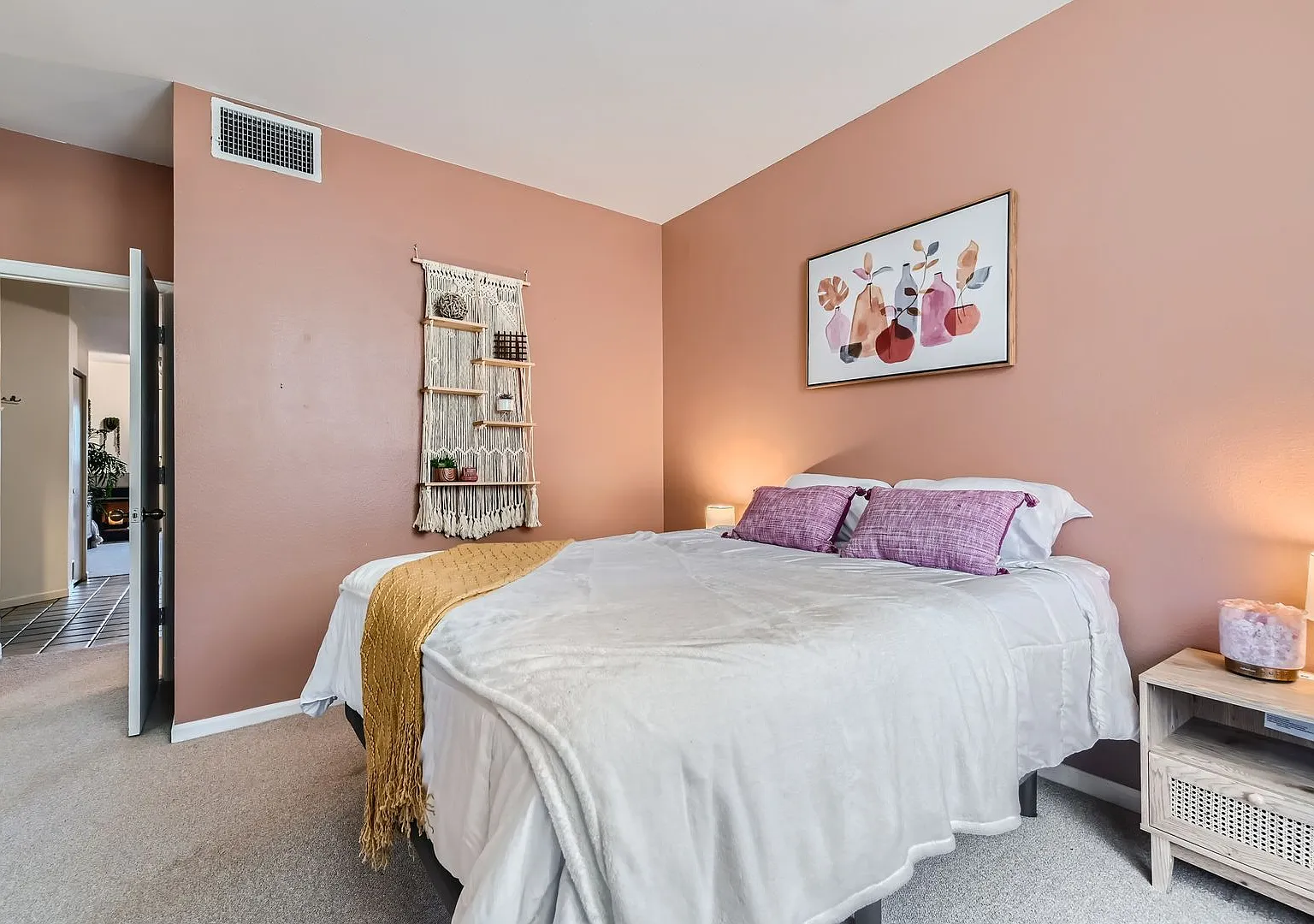 Urban Oasis: Cozy Furnished 1 BDR in Boulder — Photo 3