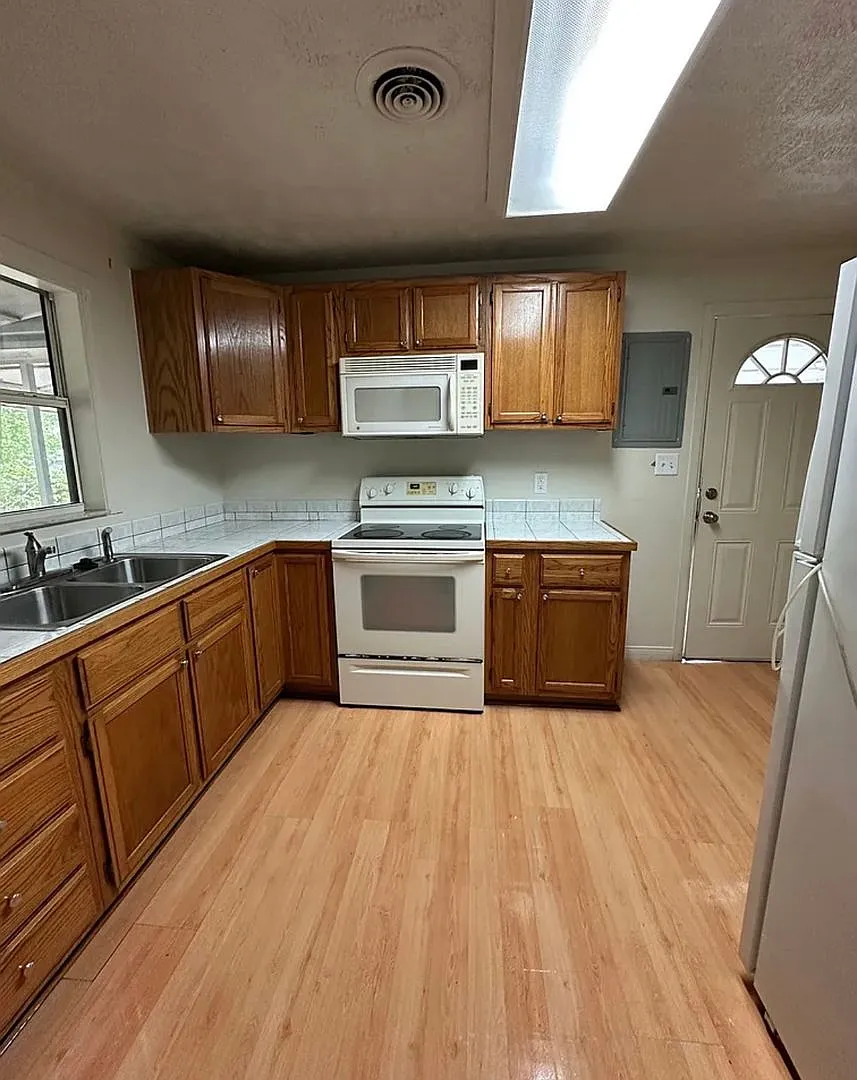 2 Bedrooms | 1 Bathroom | Approx. 962 Sq. Ft. — Photo 4