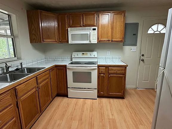 3rd image of 1217 NE 14th St