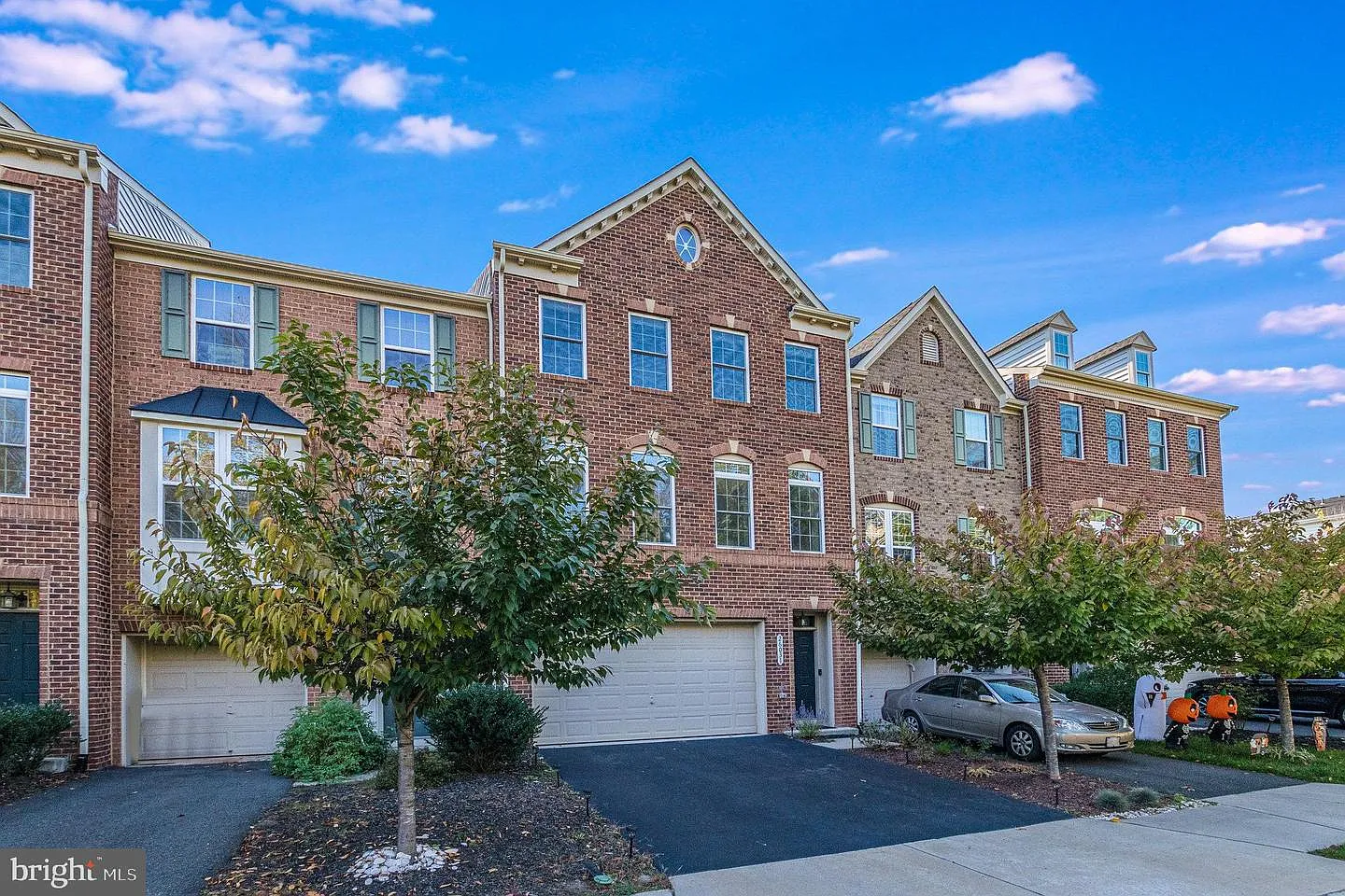 4 bed, 3.5 bath, 3201 sqft, $3,990 — Photo 3