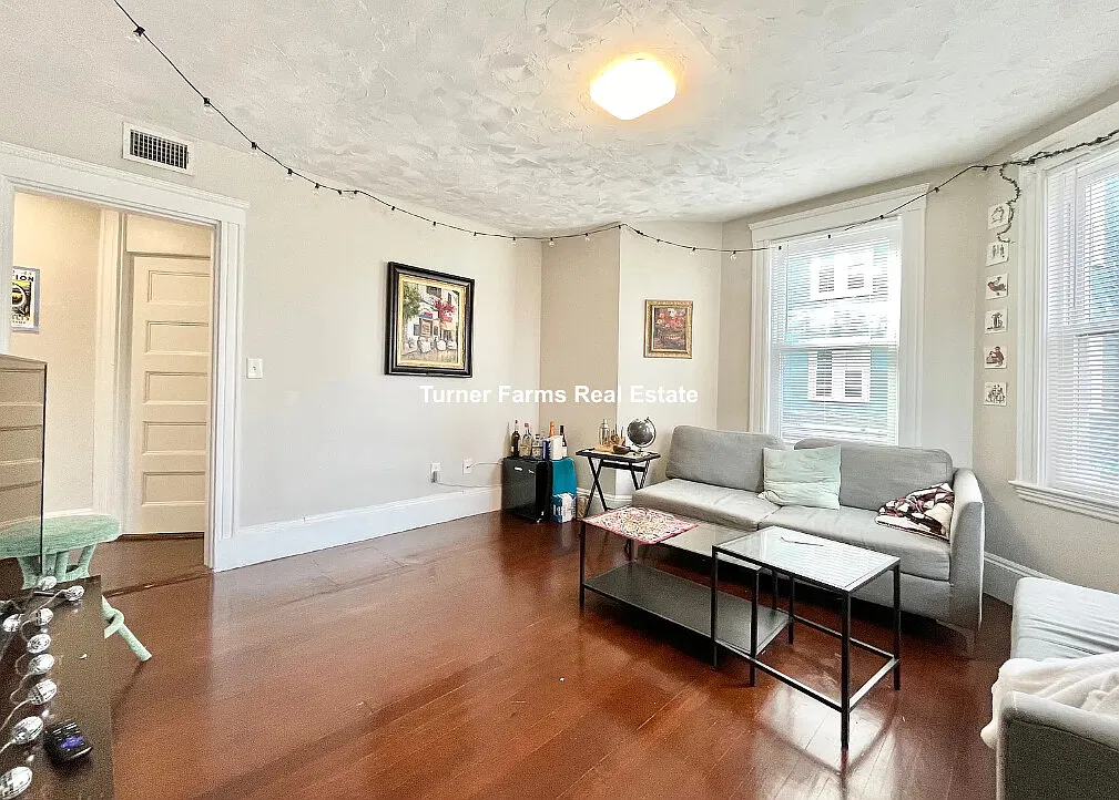 5 bed, 9999 sqft, $8,200 — Photo 4