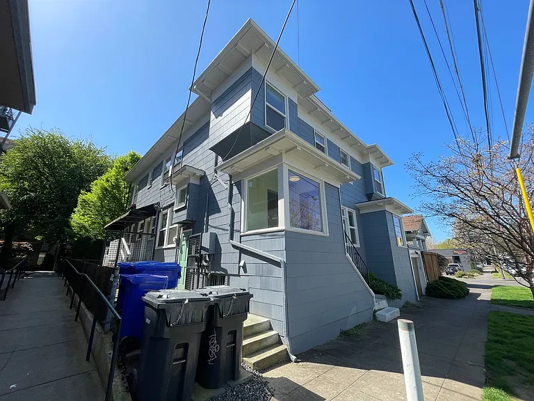 1916 NE Everett St — Photo 21