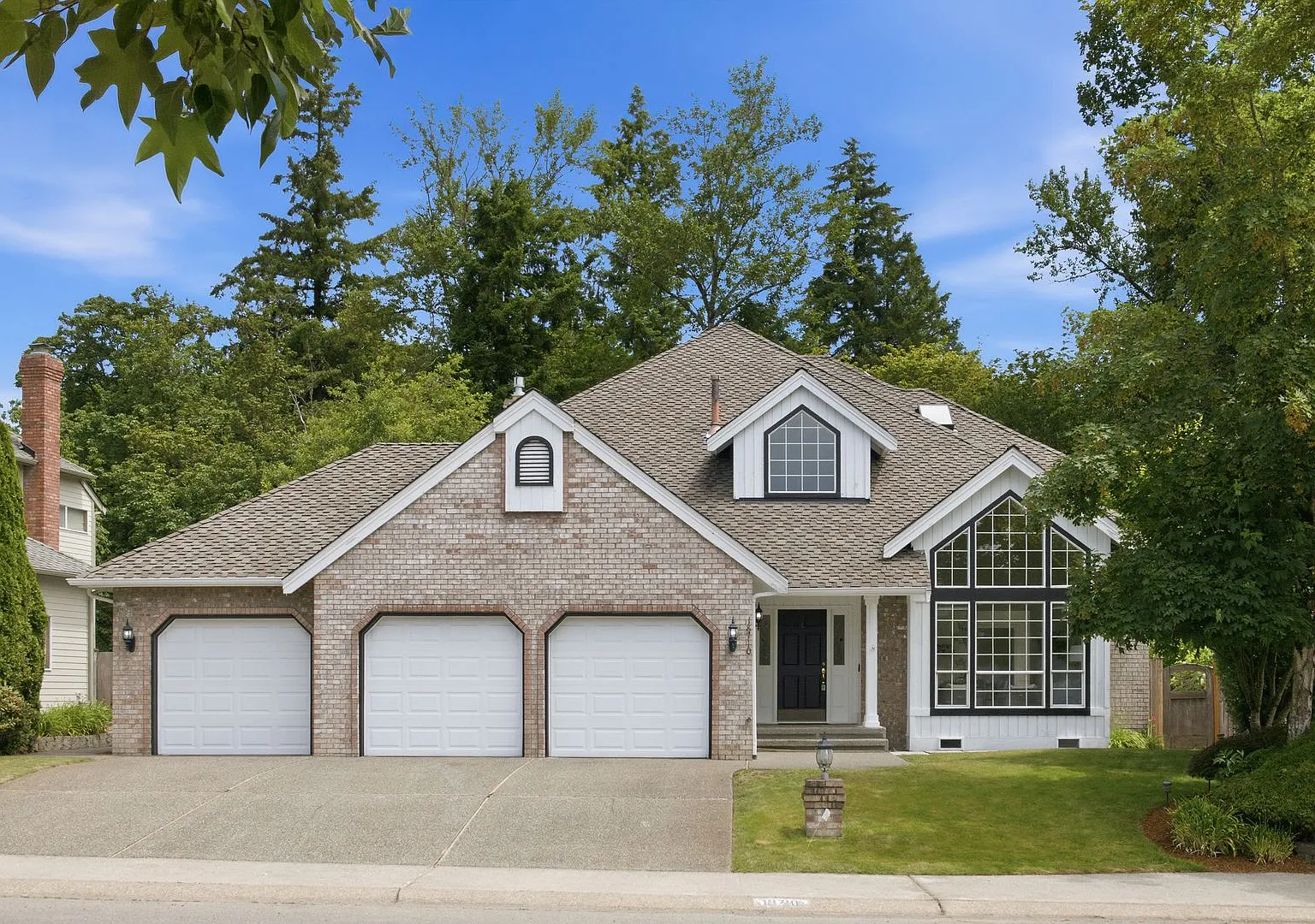 Beautiful 4 Bed 2.5 Bath Home in Renton — Photo 1