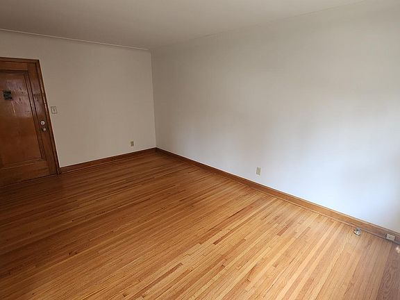3rd image of 227 Montrose Pl APT 203