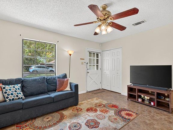 4th image of 213 Atascosa St