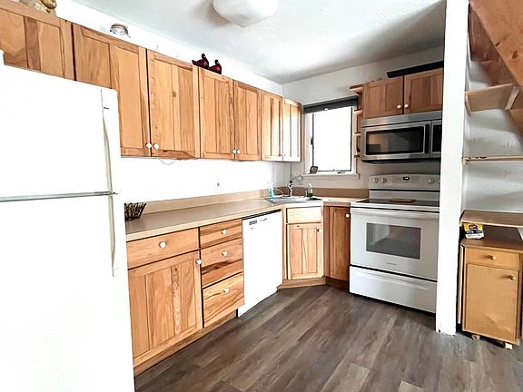 5th image of 952 Rhododendron Dr