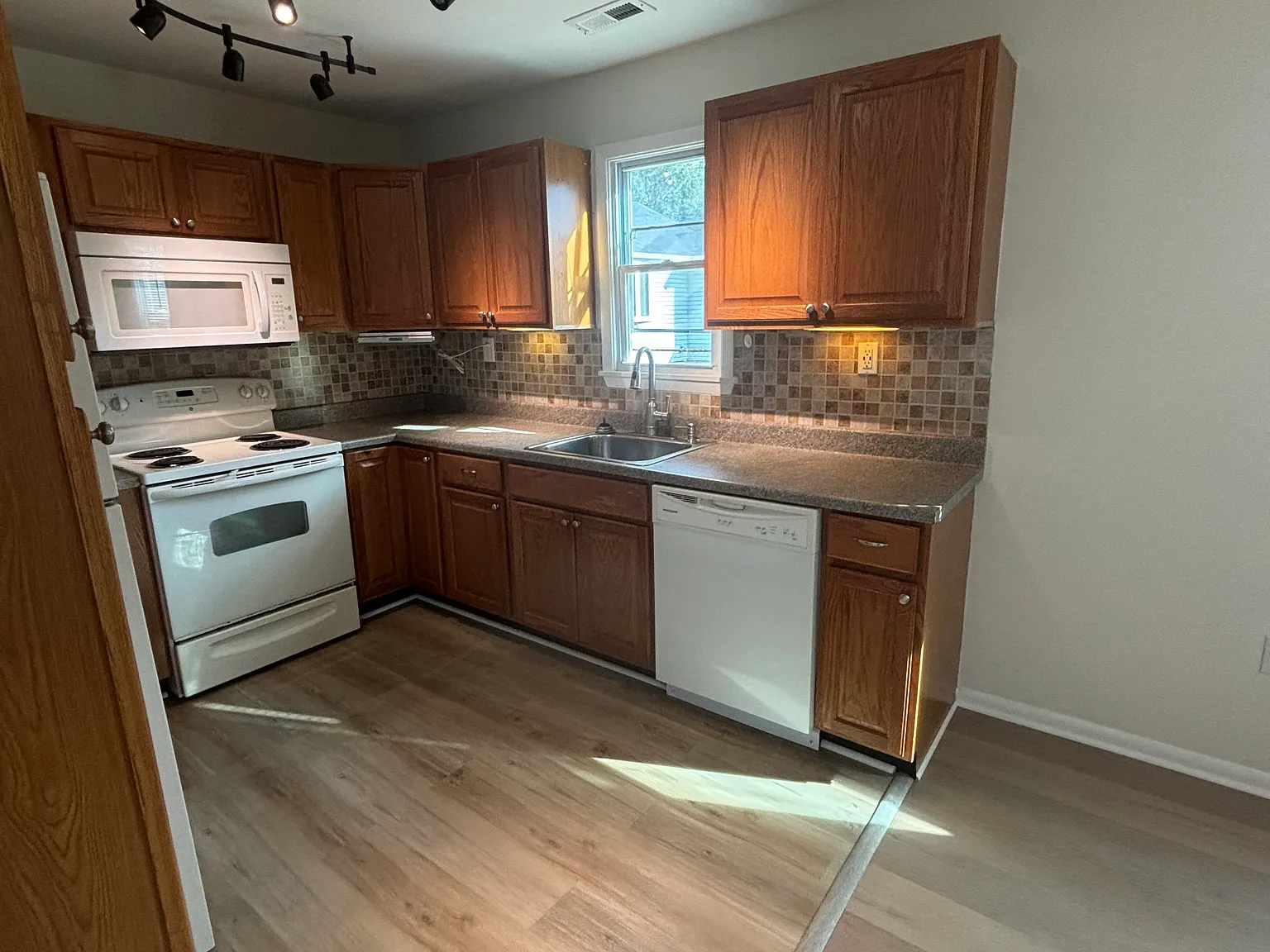 3 bed, 1100 sqft, $2,200 — Photo 4