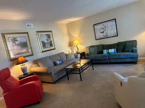 4633 Bayshore Dr, Naples, FL