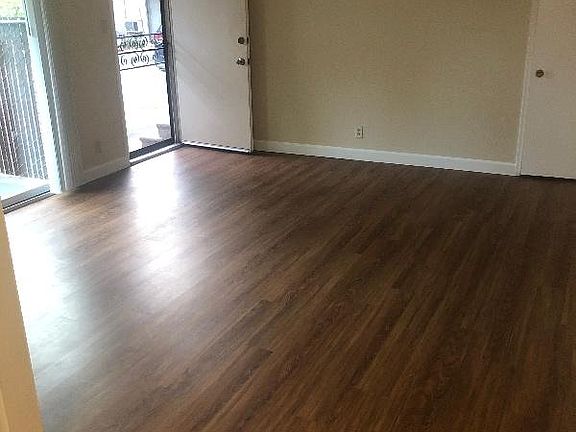 4th image of 921 Ravenscourt Ave #2