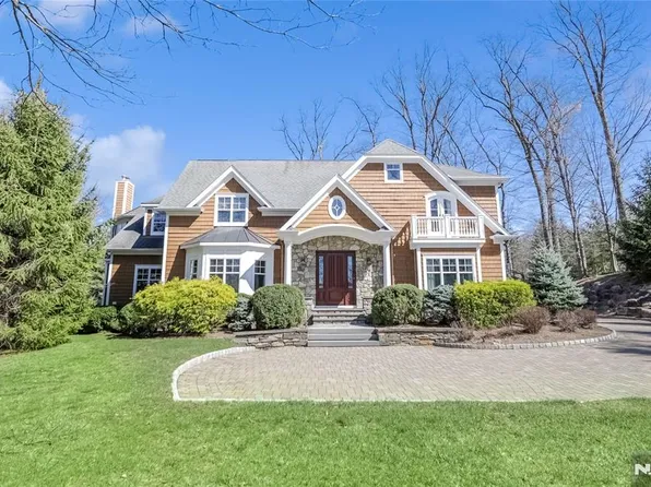 111 Van Riper Ln, Woodcliff Lake, NJ 07677
