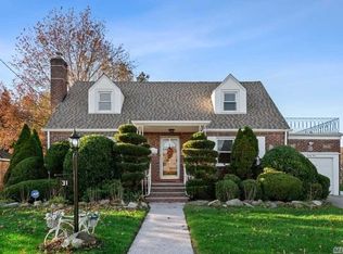 31 Rottkamp St, Valley Stream, NY 11580