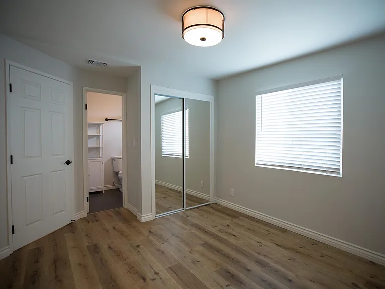 2210 Clinton St — Photo 6