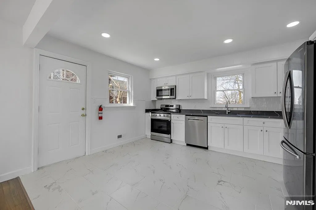 4 bed, $4,500 — Photo 1