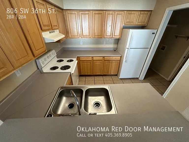806 SW 36th St — Photo 2