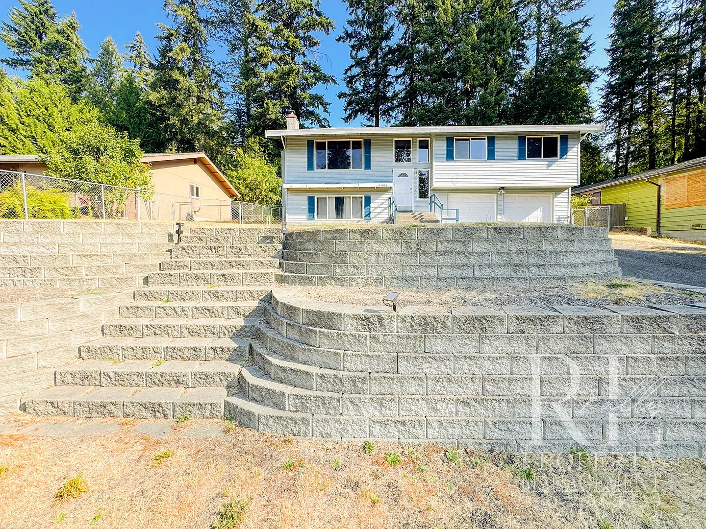 Spacious Split-Level with Two Living Areas, Fireplace & Fully Fenced Yard — Photo 2