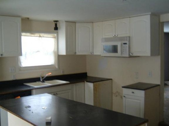 2nd image of 852 E Wilcox Ave