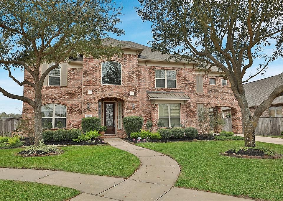 What a wonderful place to call home! Very well maintained! Great curb appeal!