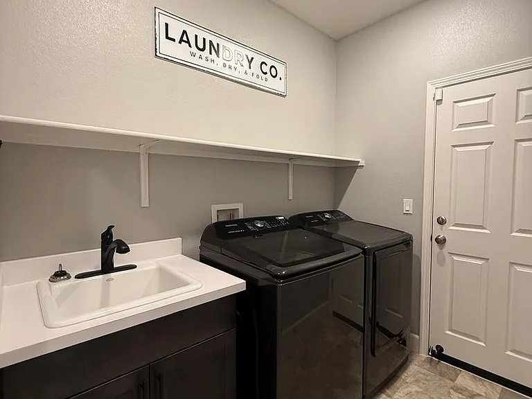 2925 Walker Way — Photo 7