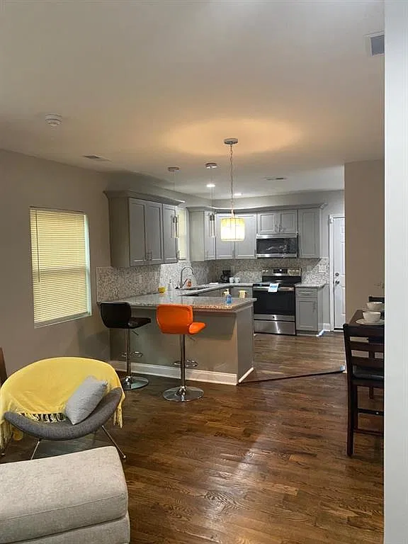 3 bed, 2.0 bath, 1242 sqft, $2,500 — Photo 2