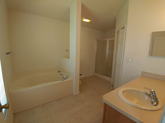 5th image of 836 Greenleaf Cir