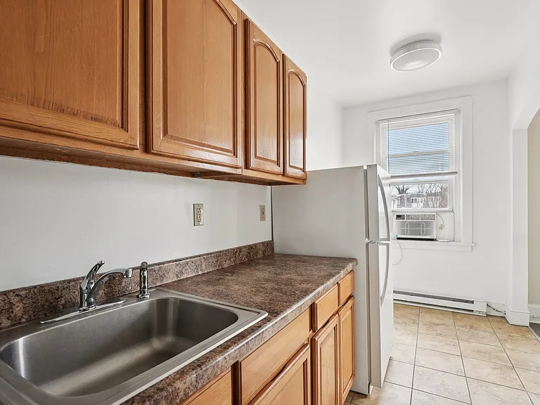 Kings Manor Apartments — Photo 33