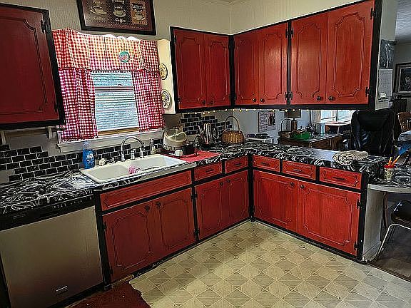 3rd image of 554 Circle Dr