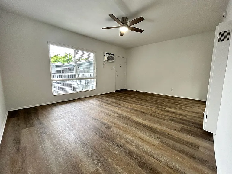 13860 Burbank Blvd — Photo 20