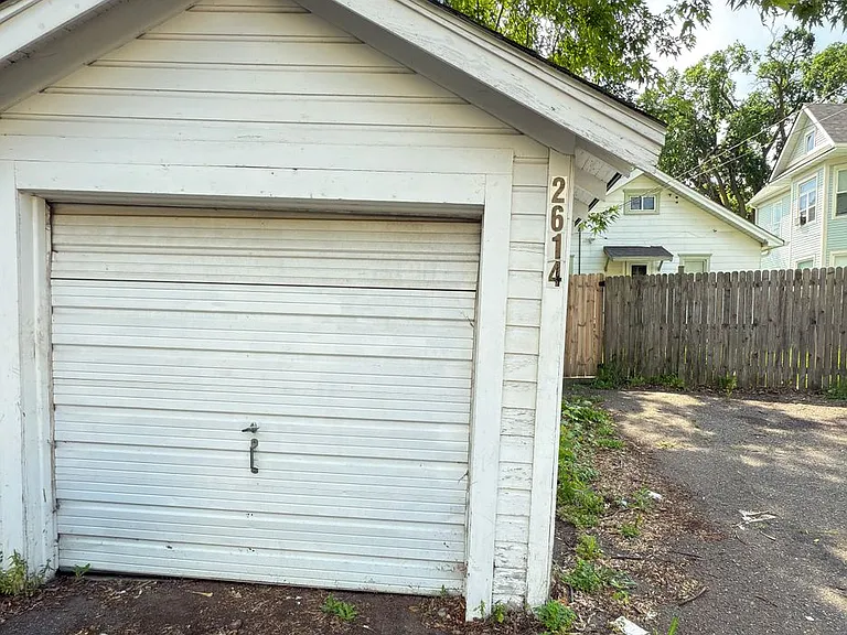 2614 Dupont Ave N — Photo 26
