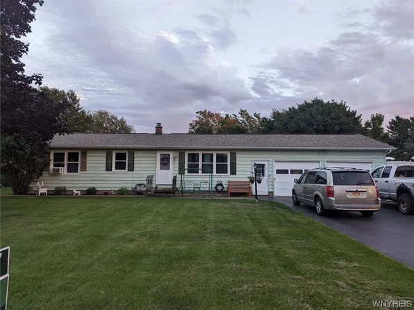 6148 Reger Dr, Lockport, NY 14094