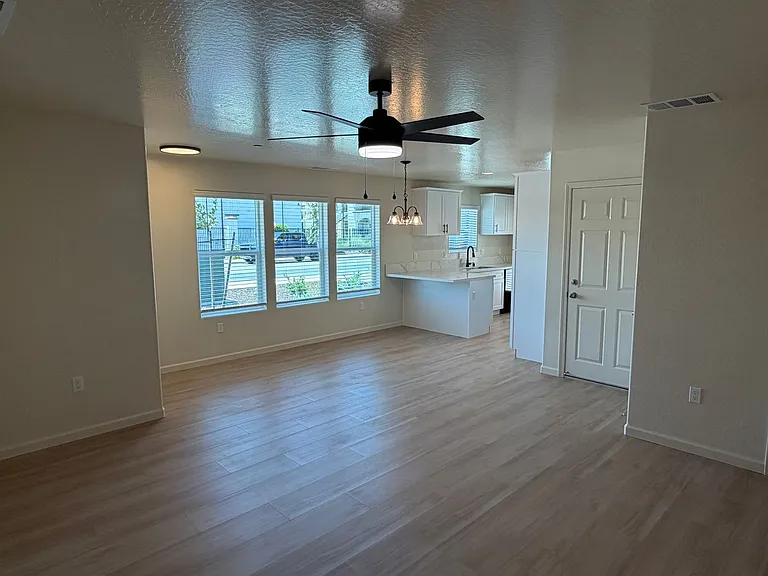 1100 Glass Ave — Photo 2
