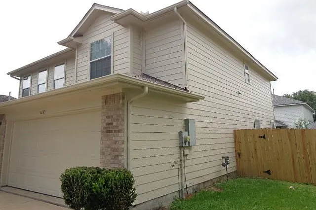 5 bed, 2.5 bath, 2276 sqft, $1,995 — Photo 2