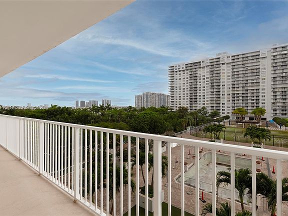 4th image of 2851 NE 183rd St APT 504E