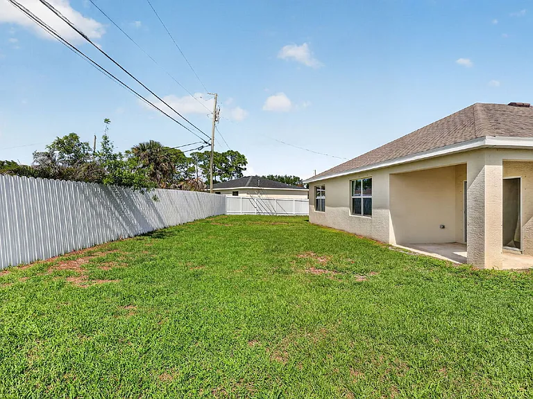 393 SW Tarra Ave — Photo 37