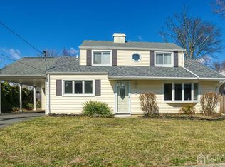 31 Windsor Rd, Edison, NJ 08817