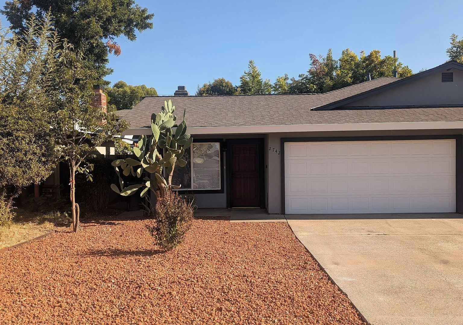 Beautifully Remodeled 2bd / 1bth Duplex W/ 2 Car Garage! — Photo 1