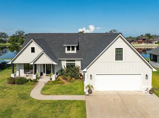 217 Arrowhead Dr, Lake Jackson, TX 77566