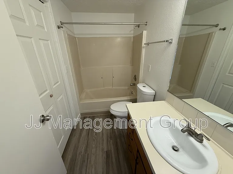 1231 2nd St #WEBSTER APARTMENTS — Photo 8
